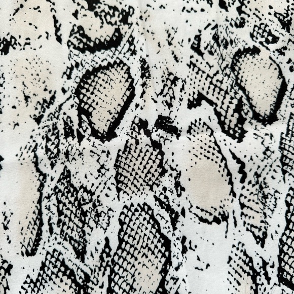 Lace v-neck top. - Picture 2 of 10